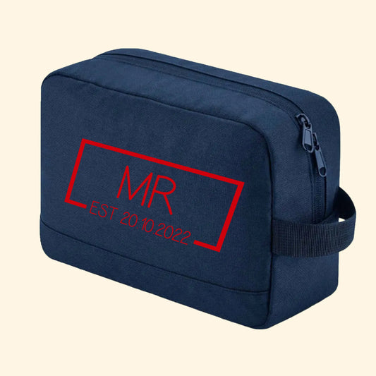 Navy wash back with Mr in the middle of a rectangle with a gap at the bottom. The date EST 20.10.2022 is in the gap, printed in Alexismaria in red
